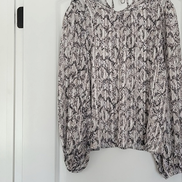 AQUA BY BLOOMINGDALE'S NUDE MULTICOLOR METALLIC BLOUSE Size M - Picture 3 of 12